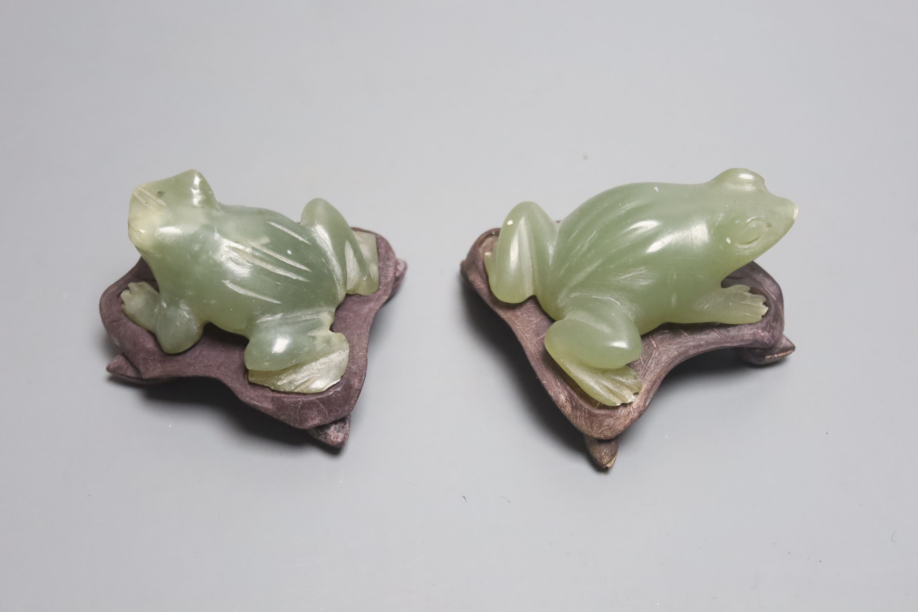 Two boxed Chinese bowenite frogs